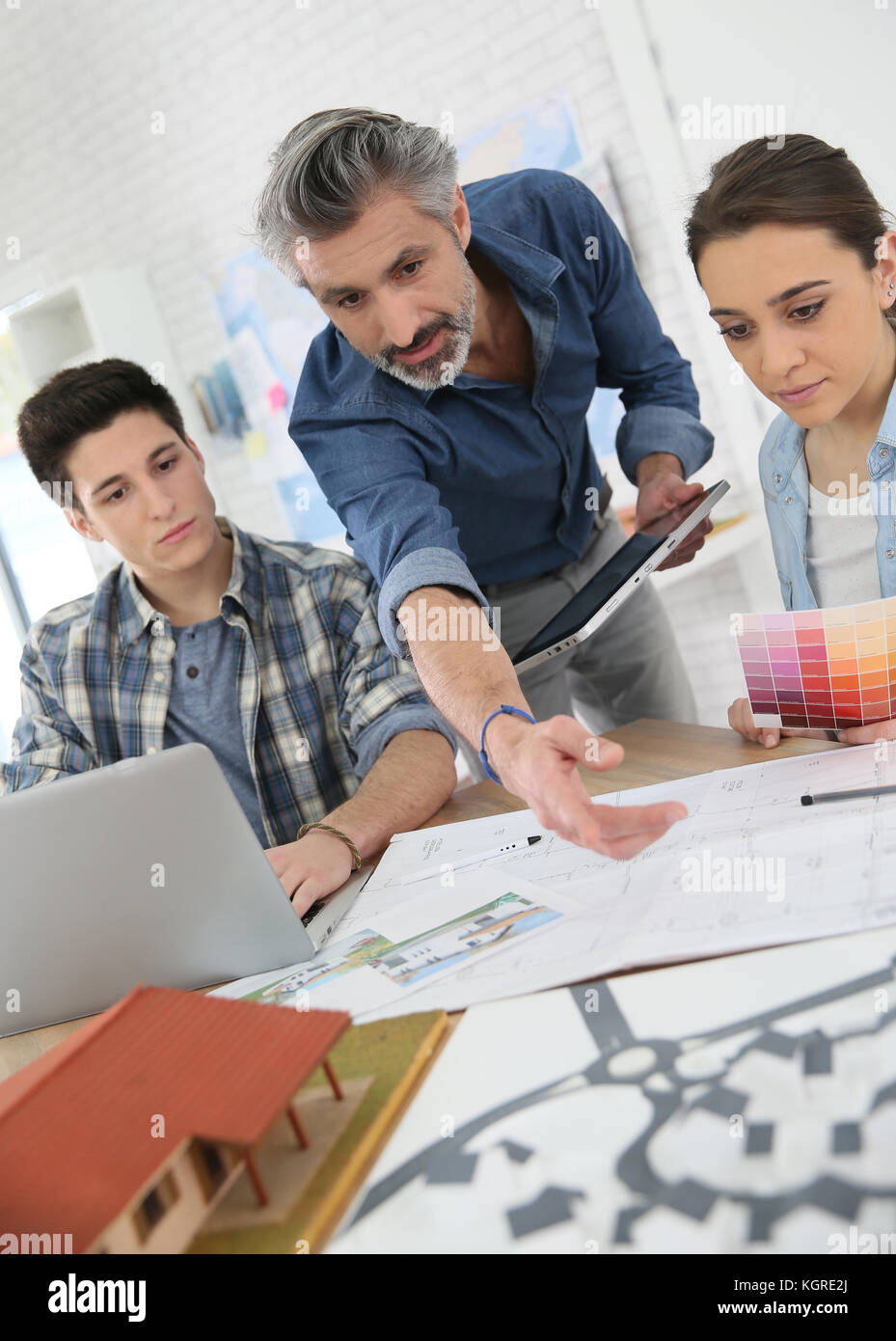 Teacher with students in architecture school Stock Photo - Alamy