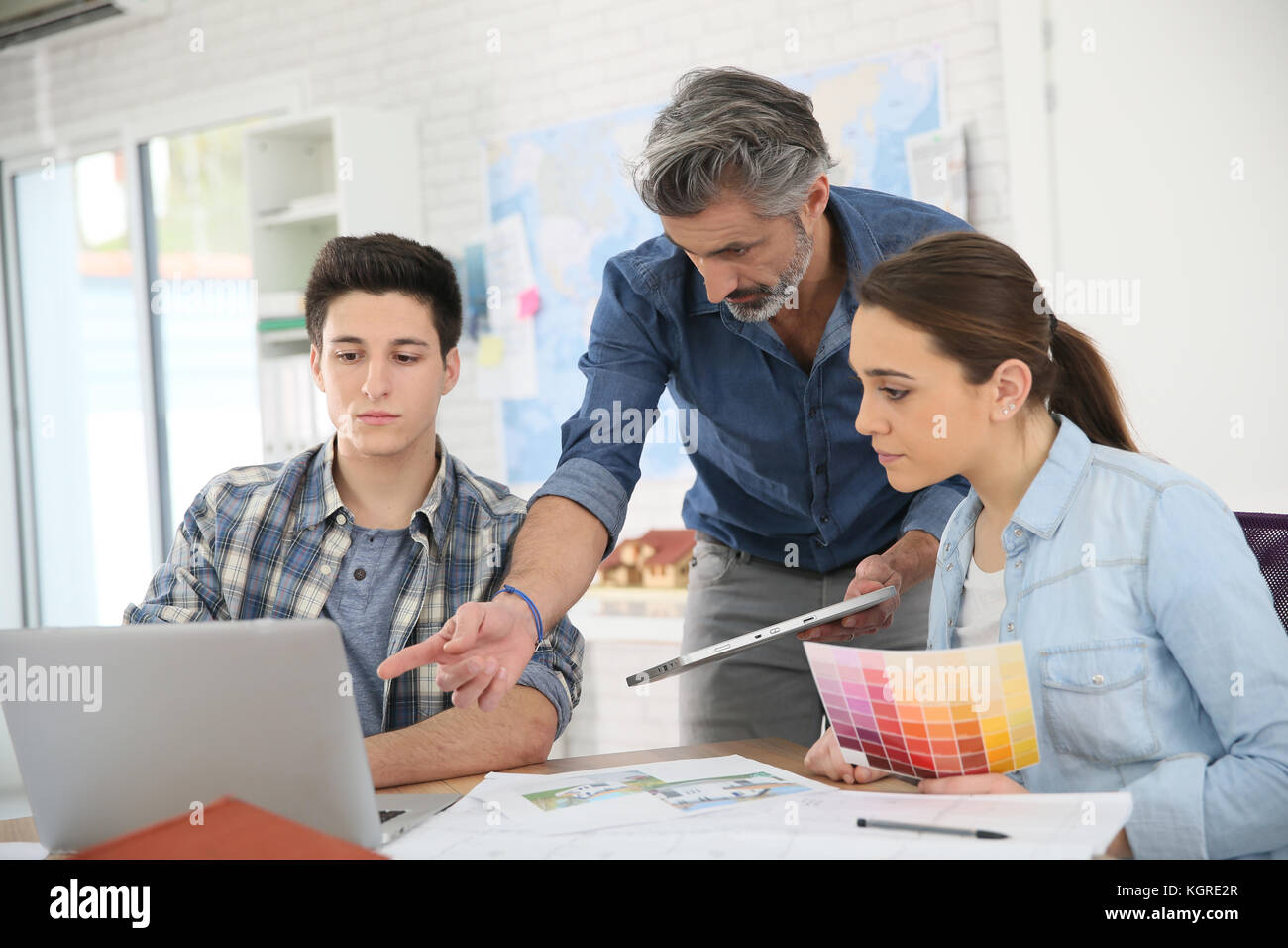 Teacher with students in architecture school Stock Photo - Alamy
