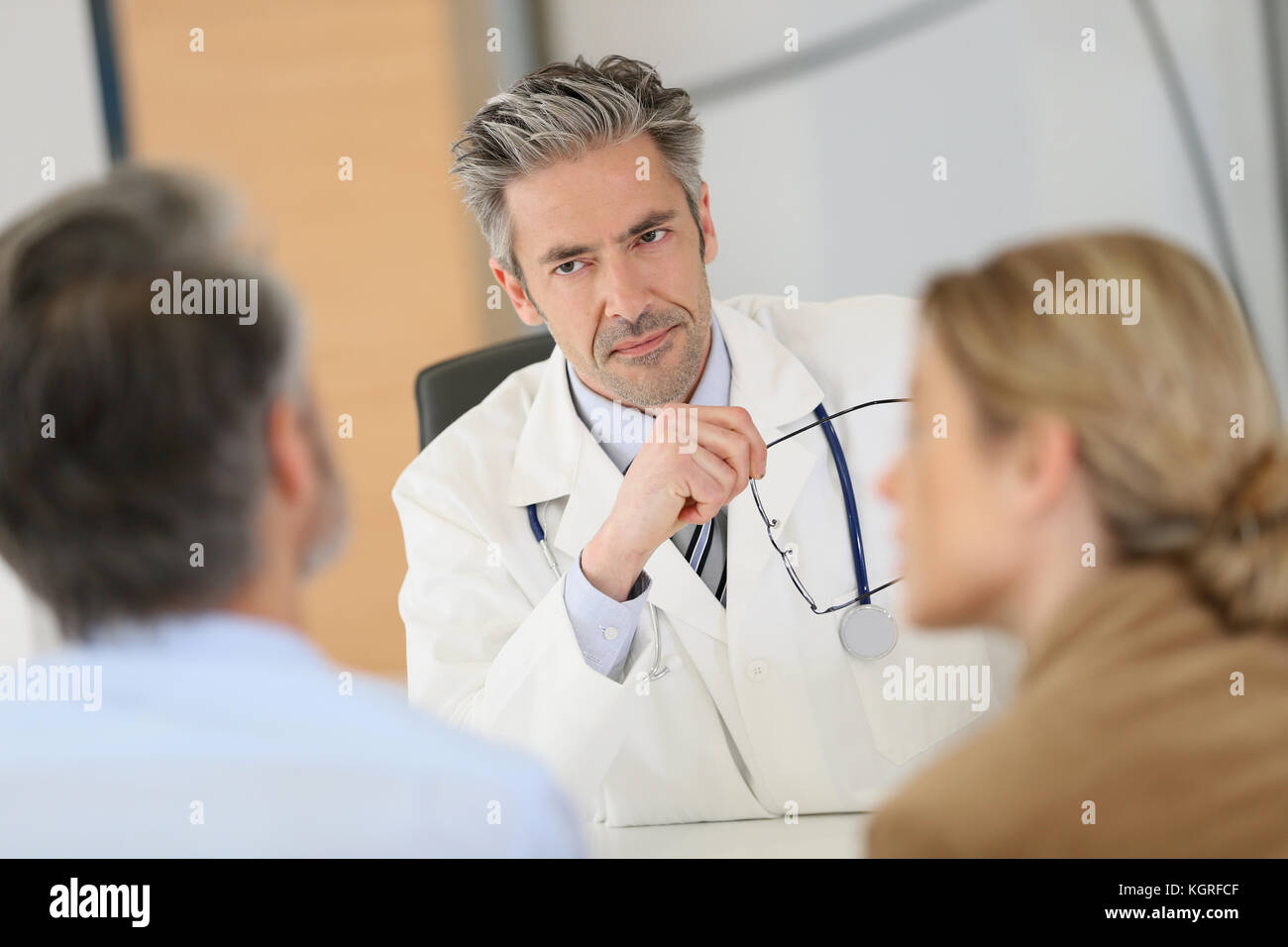 Doctor meeting couple hi-res stock photography and images - Alamy