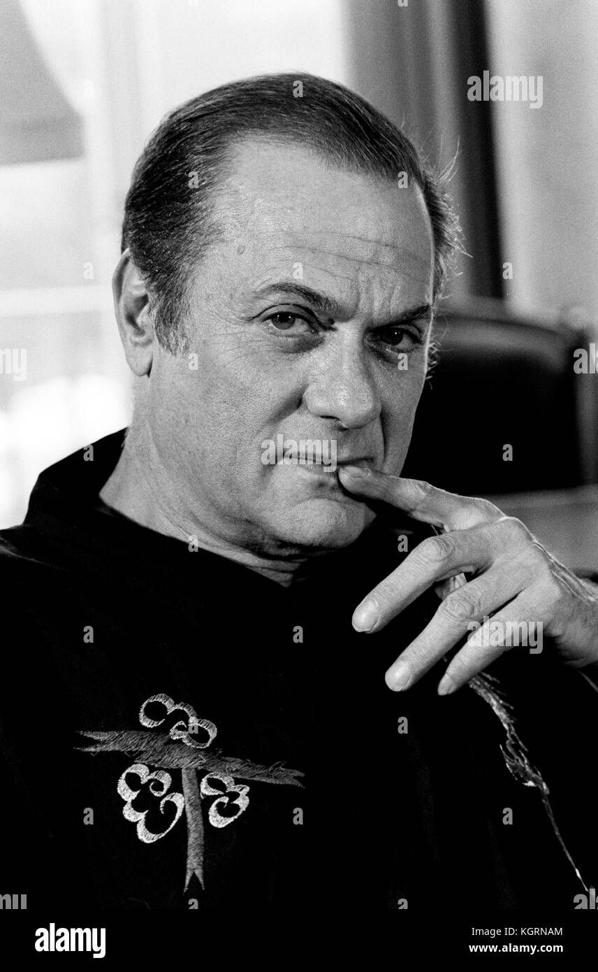 cracked mirrors and cigarette smoke The Mirror Crack'd (1980) , Tony Curtis Date: 1980 Stock Photo