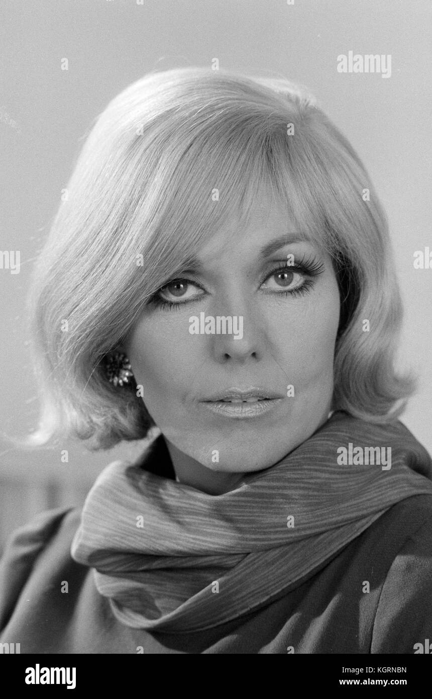 The Mirror Crack'd (1980) , Kim Novak Date: 1980 Stock Photo - Alamy
