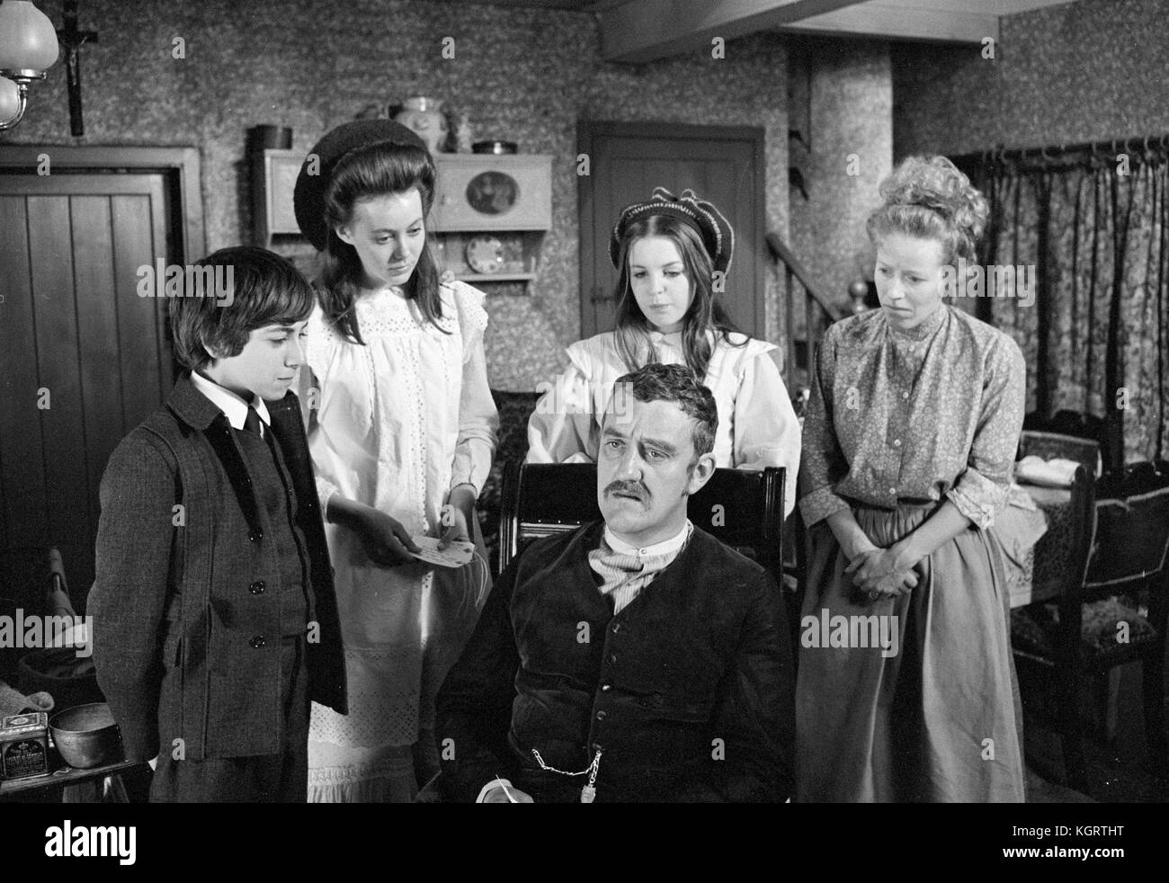 The Railway Children (1970) , Jenny Agutter , Gary Warren , Sally Thomsett , Bernard Cribbins     Date: 1970 Stock Photo