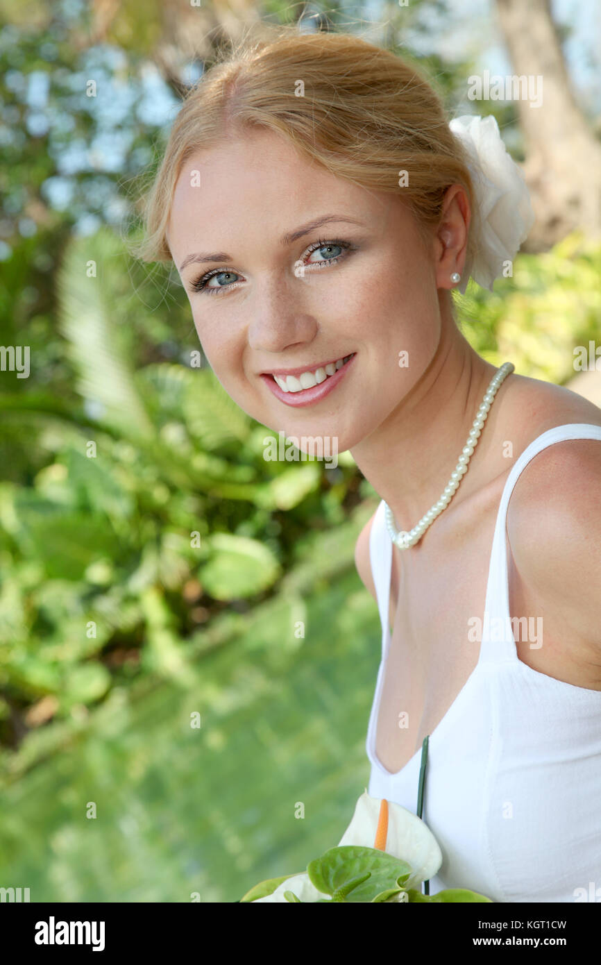 Portrait of beautiful bride Stock Photo - Alamy