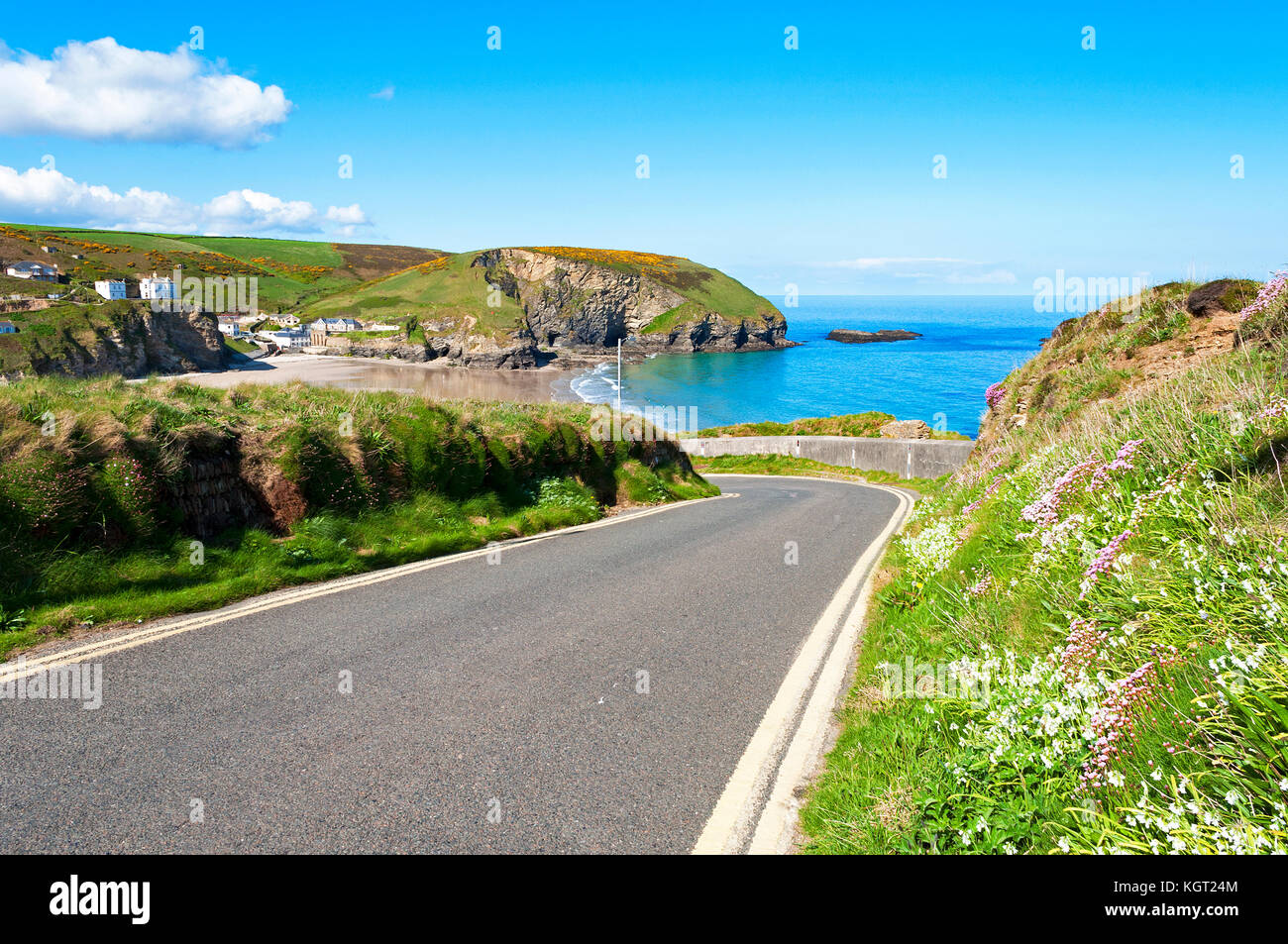 Cornwall road sea hi-res stock photography and images - Alamy