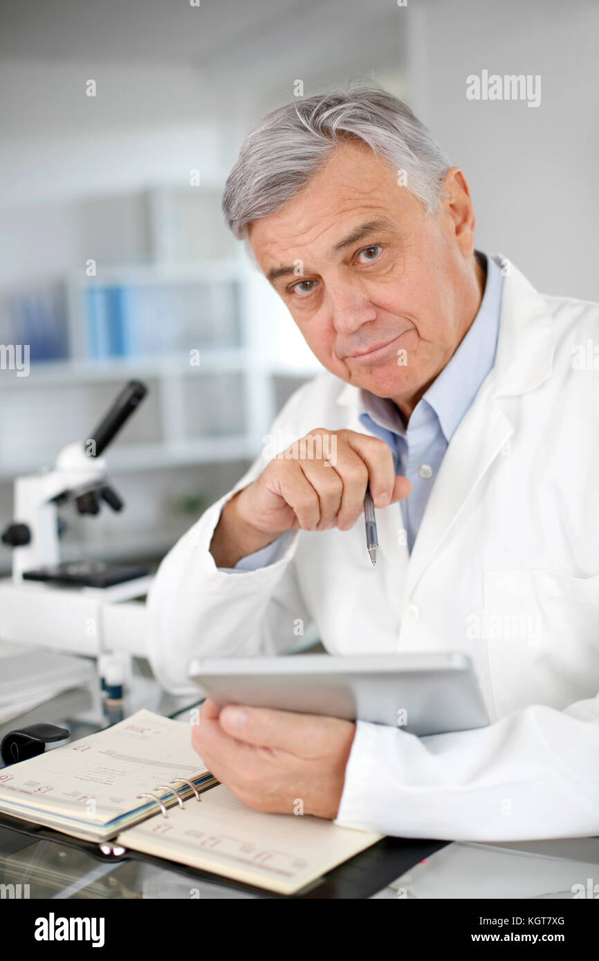 Доктор пример. Доктор пример. Объявления о работе врача. Врач фото. Профессия врач должности.