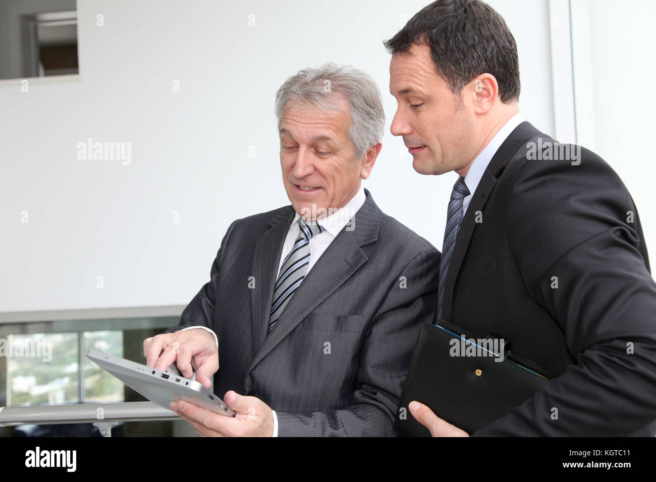 Sales people working on electronic tablet Stock Photo - Alamy