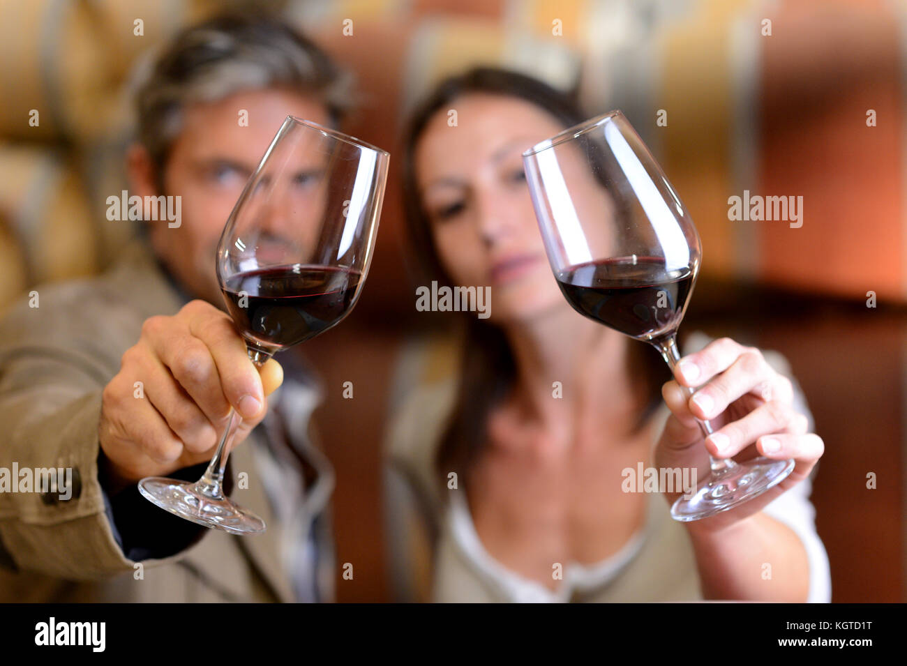 дегустация вина. бокал вина. дегустация вин для двоих. дегустация вин для двоих. парень с бокалом вина.