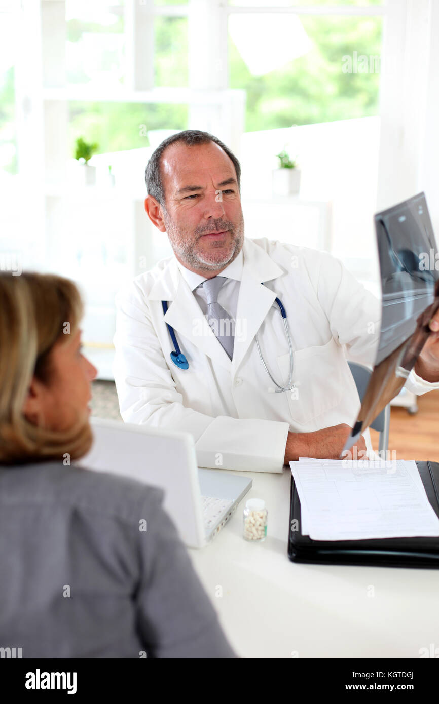 Doctor check x ray hi-res stock photography and images - Alamy