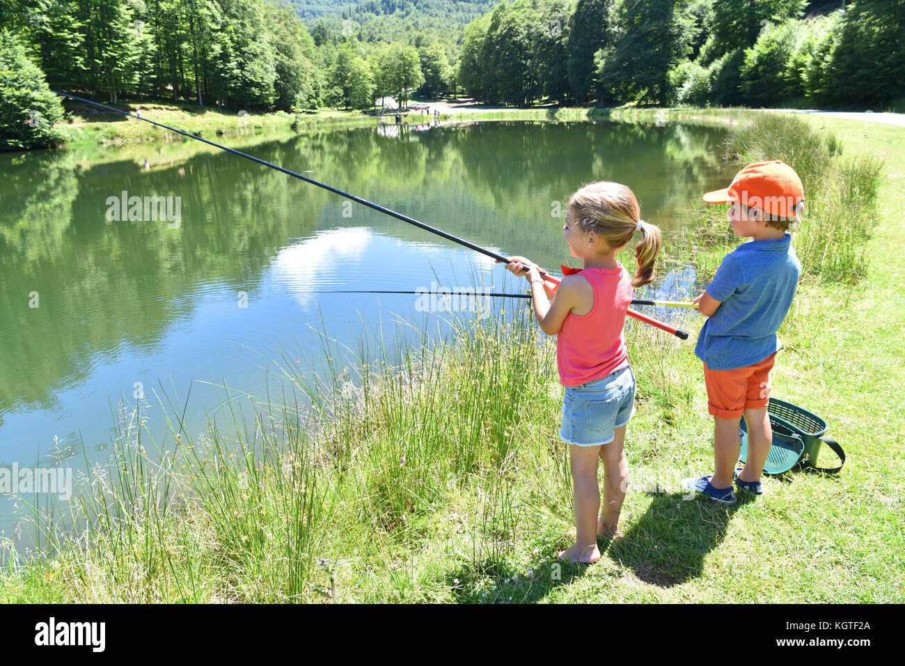 Kids fishing hi-res stock photography and images - Alamy