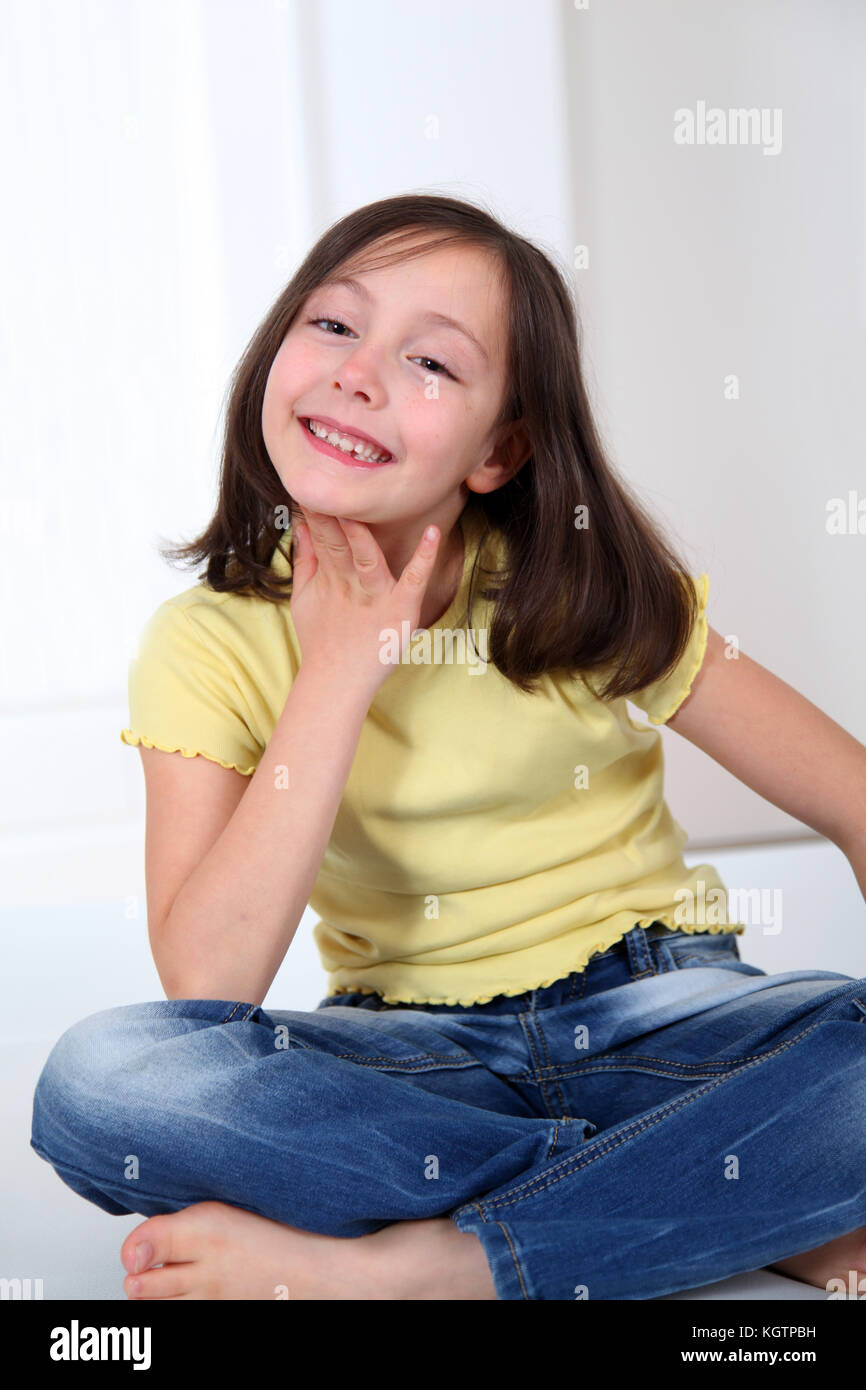 Portrait of smiling little girl Stock Photo - Alamy