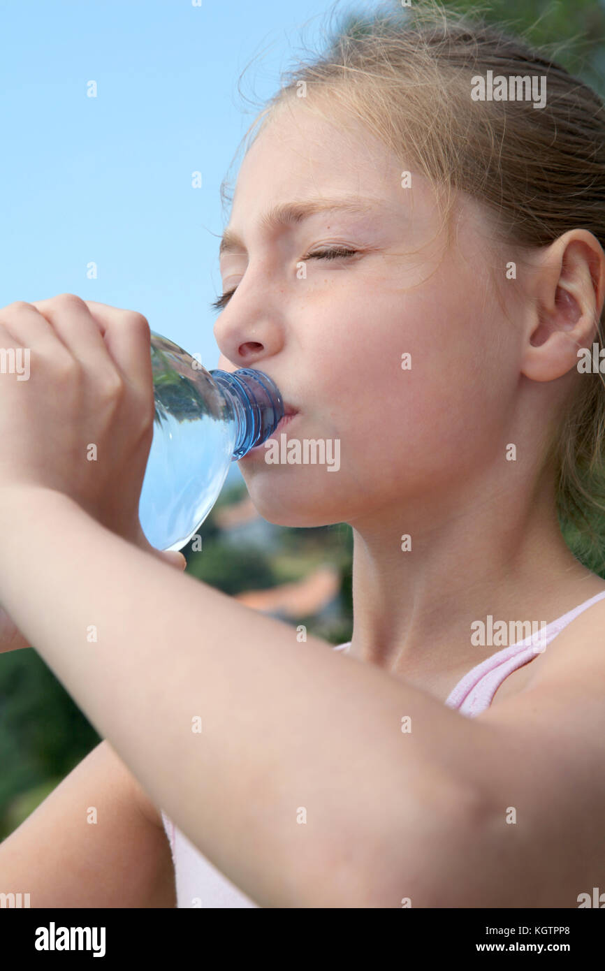 Молодой попито. Девочка пьет воду. Девочка пьет из бутылочки. Девушка пьет воду из бутылки. Пьющие молодые девушки.