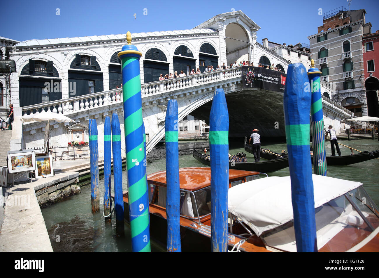 View of the Rialto bridge in Venice, Italy Stock Photo - Alamy