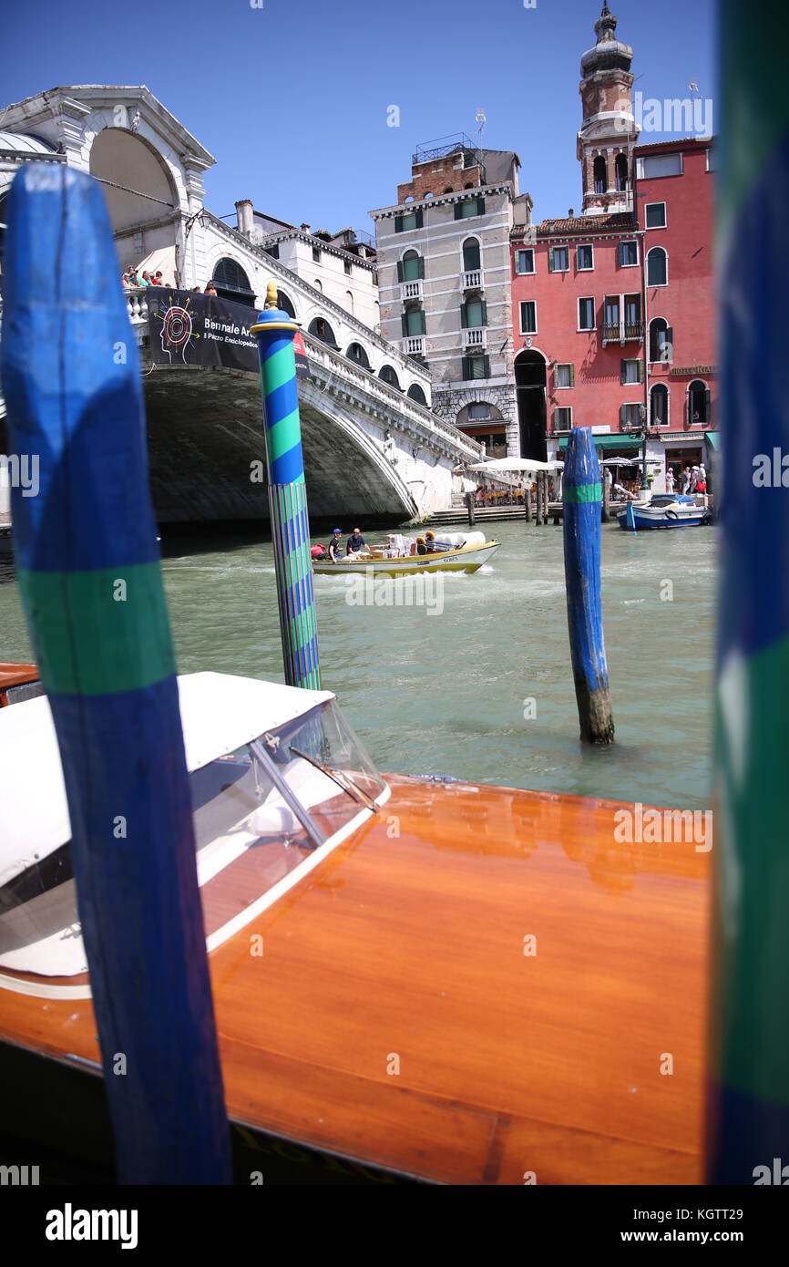 View of the Rialto bridge in Venice, Italy Stock Photo - Alamy