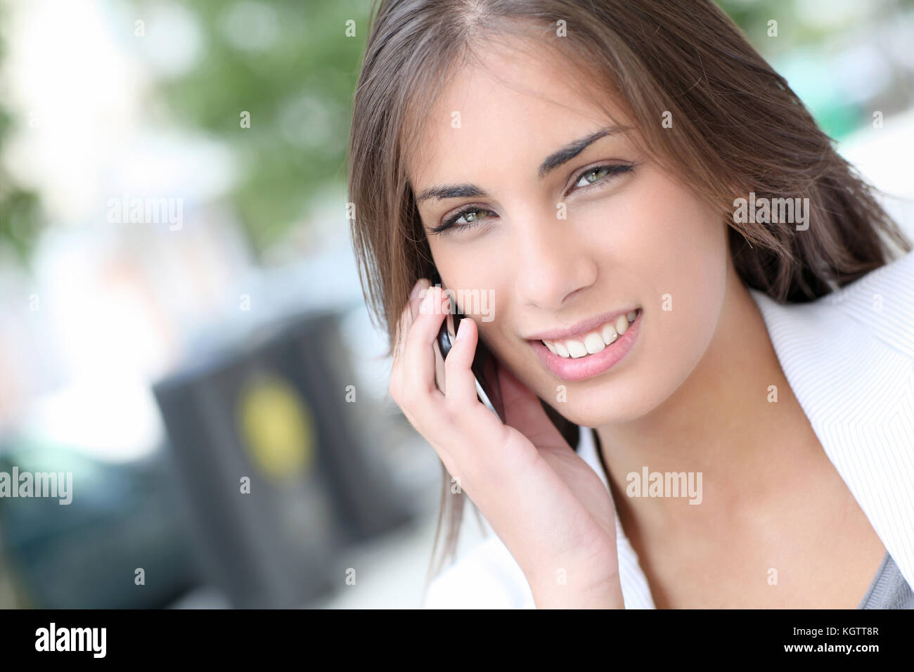 Девушка говорит фас. Деловая красотка картинки. Девушка говорит новости. Девушка говорит новости. Красивая девушка говорит букву о.