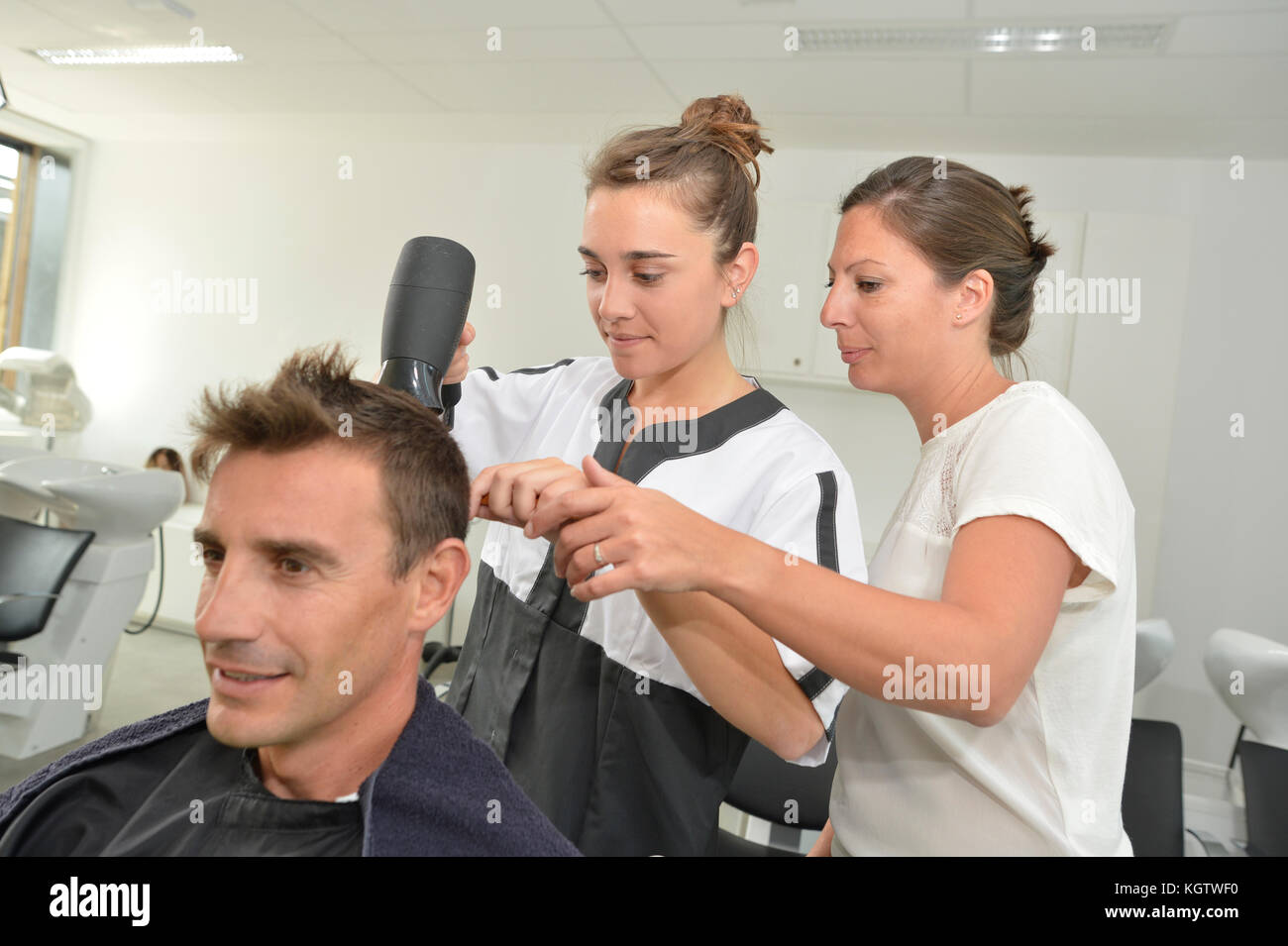 Hairstyle training class in beauty salon Stock Photo Alamy