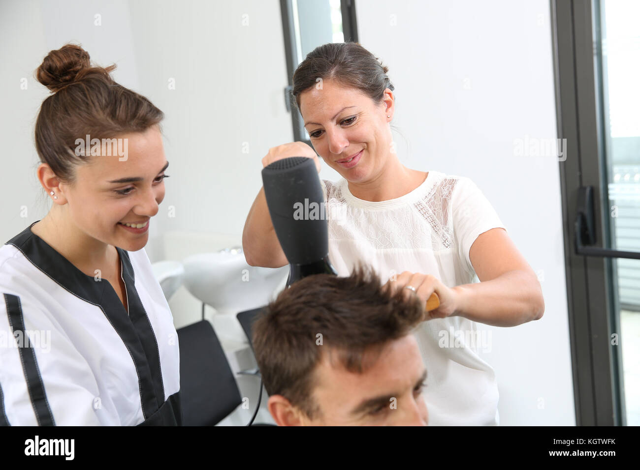 Hairstyle training class in beauty salon Stock Photo - Alamy