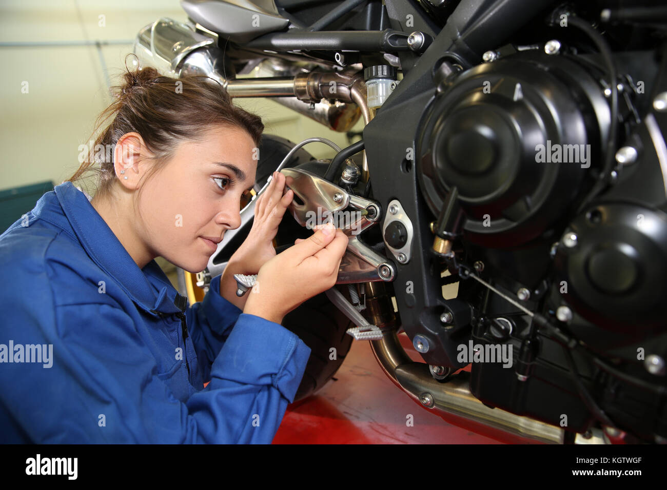 Teen Girl Mechanic High Resolution Stock Photography and Images Alamy