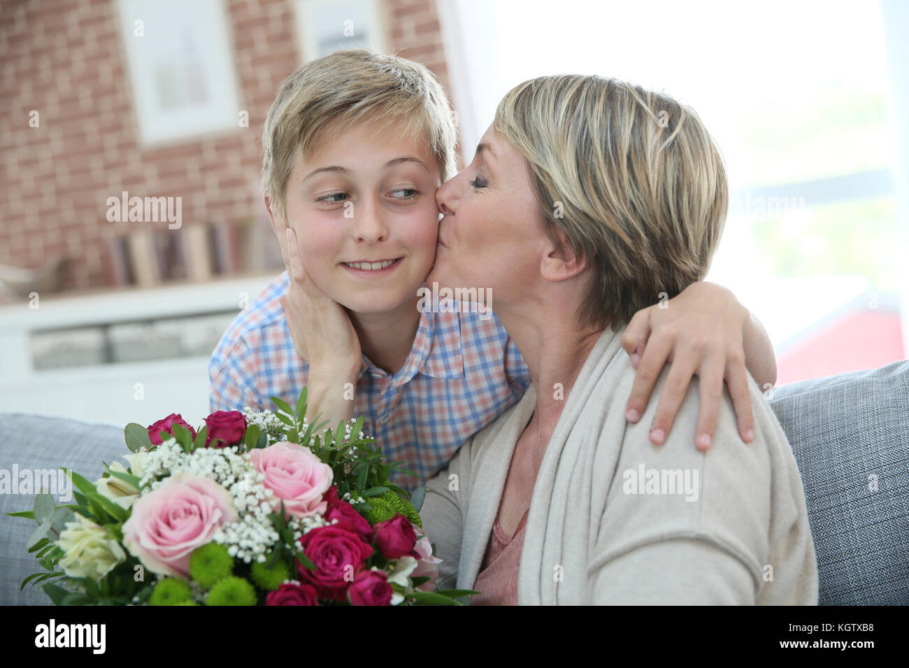 Mom i boy. Сын дарит маме цветы. Взрослый сын дарит маме цветы. Когда сын дарит цветок матери. Взрослый сын дарит цветы маме старое фото.