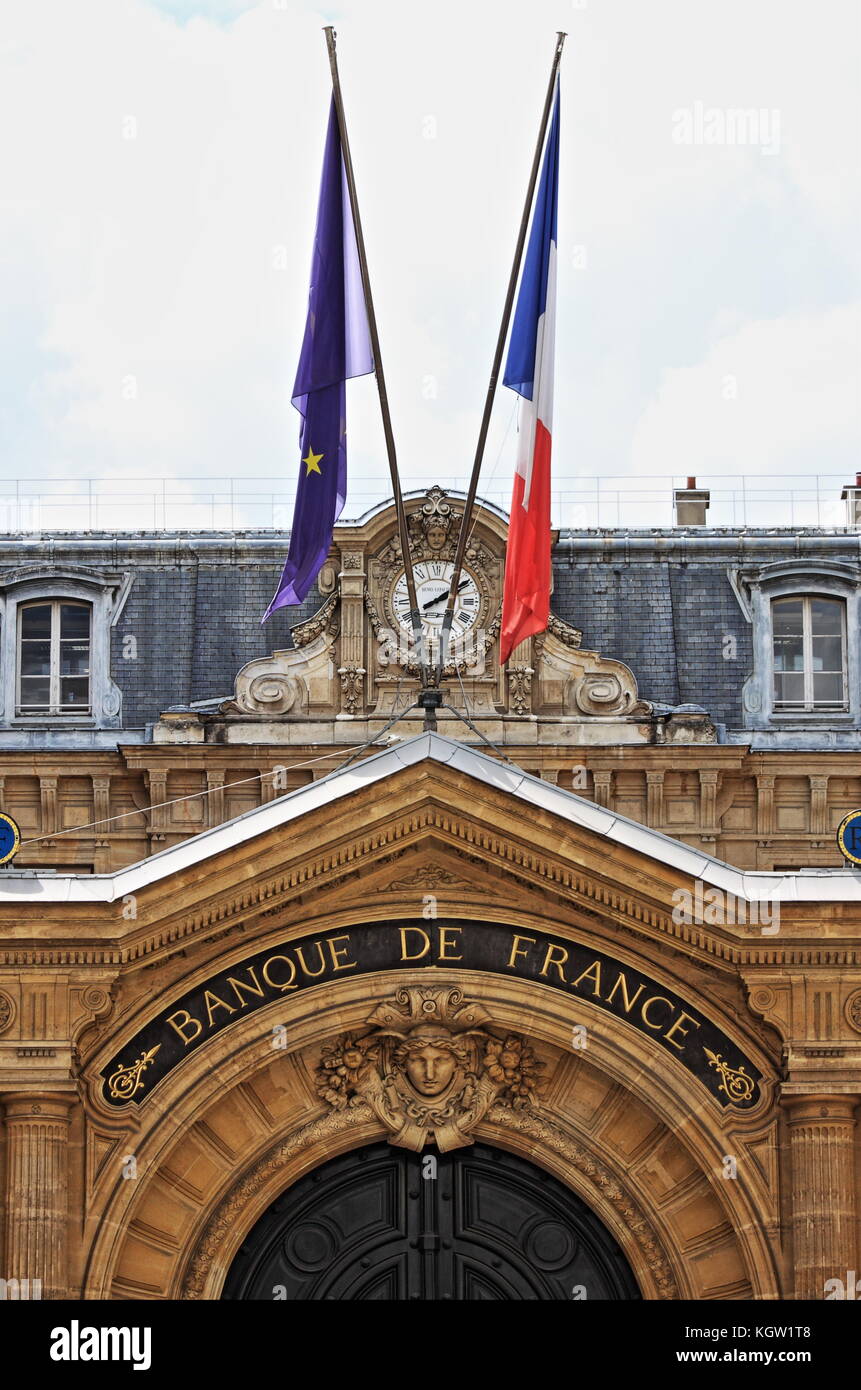 Parigi Francia, sede centrale dell'edificio Avenue Champs Elysees, Night  Bank (ex CCF Bank, ora LVMH) Vista angolare bassa Foto stock - Alamy