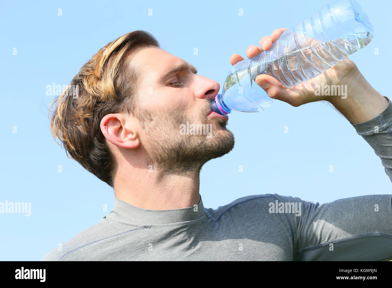 люди пьющие воду. питье воды. человек с бутылкой воды. человек пьющий воду. мужчина пьет воду.