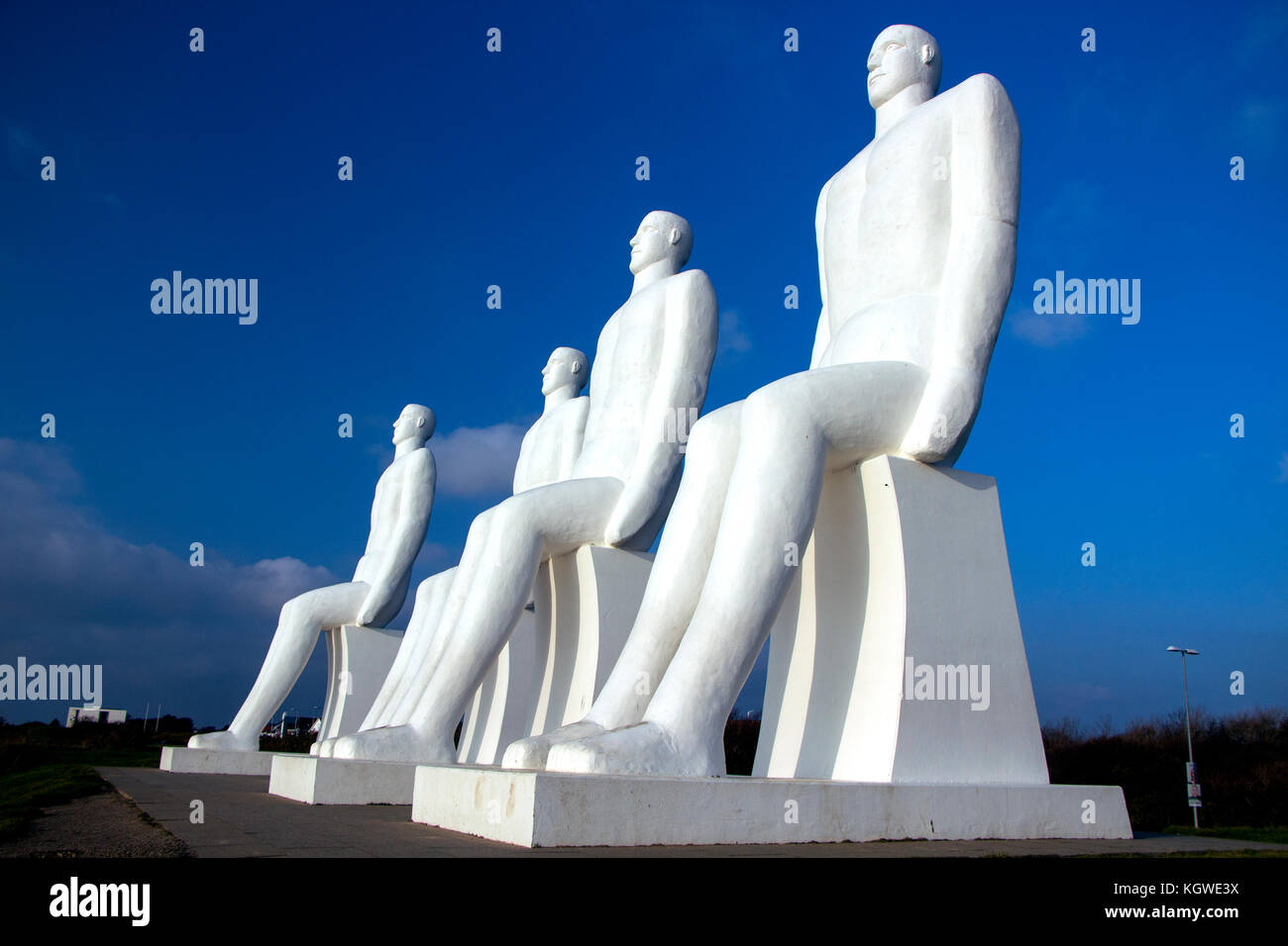hvor som helst Bekendtgørelse inden for ESBJERG - NOVEMBER 9 2017: The Men at Sea is a monument of four 9 meter  tall white males, located in Esbjerg, Denmark on the Beach. The sculpture  was Stock Photo - Alamy