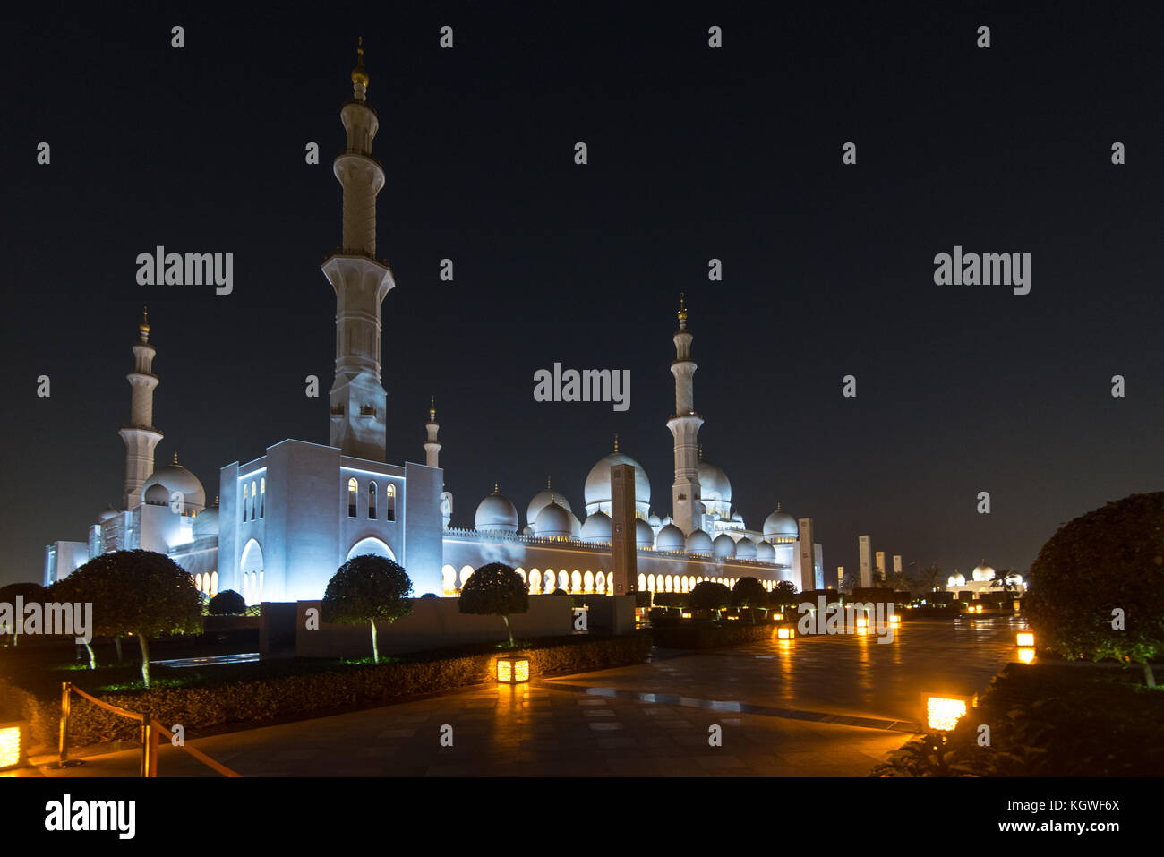 ABU DHABI, UAE - 1NOV2017: An evening view of the Sheik Zayed Grand Mosque. Stock Photo