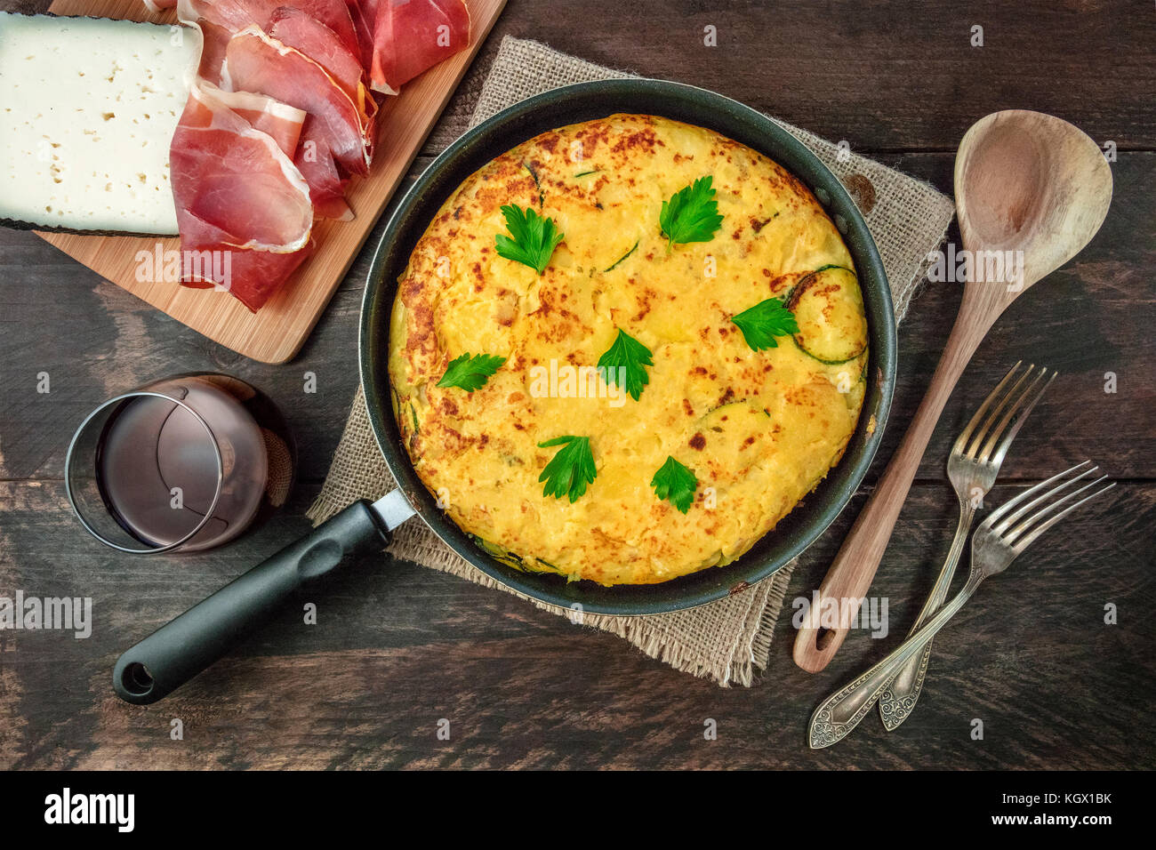 https://c8.alamy.com/comp/KGX1BK/spanish-tortilla-in-tortillera-with-wine-jamon-and-cheese-KGX1BK.jpg