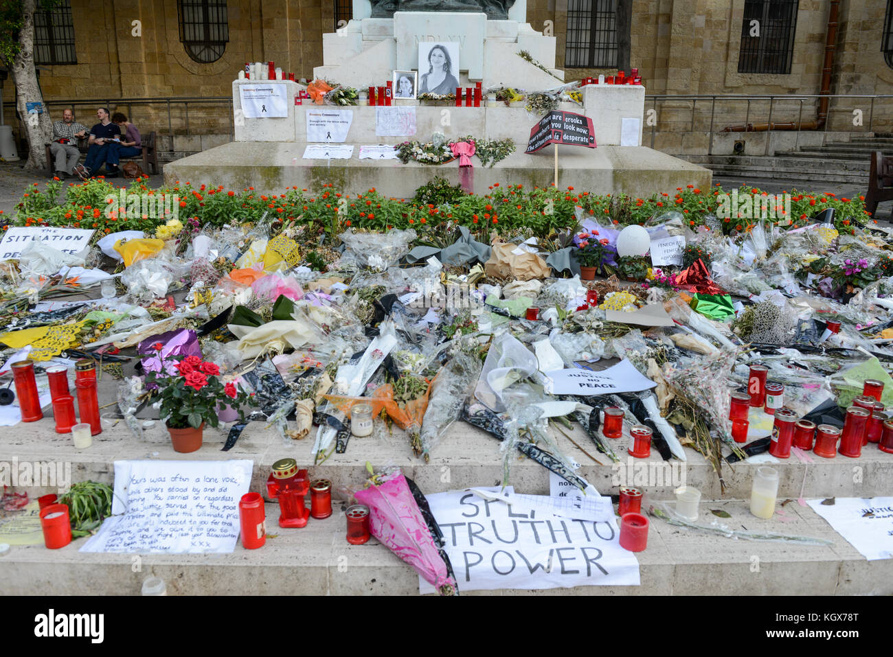 La Valletta, Malta - 2 Novembre 2017: flowers and candles for the murdered journalist Daphne Caruana Galizia at La Valletta on Malta Stock Photo