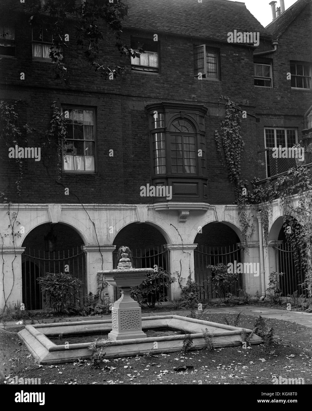 A view of the little Cloisters, with fountain in the centre. Charles Kingsley lived in the house seen with low windows in the background. Stock Photo