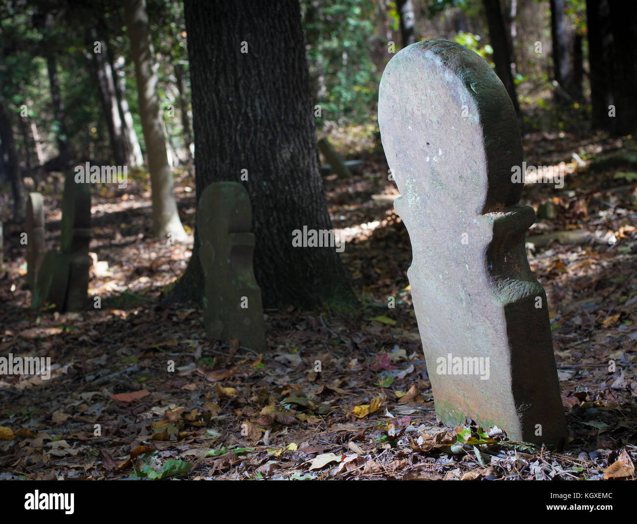 Leaning headstones in cemetery hi-res stock photography and images - Alamy