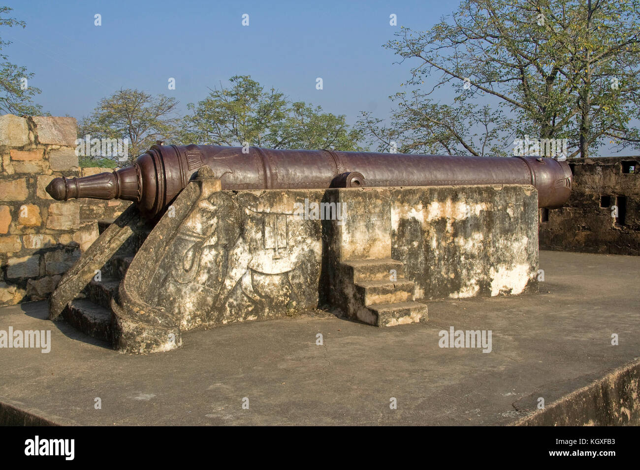 Cannon installed on pedestal at fort in Jhansi, Uttar Pradesh, India, Asia Stock Photo