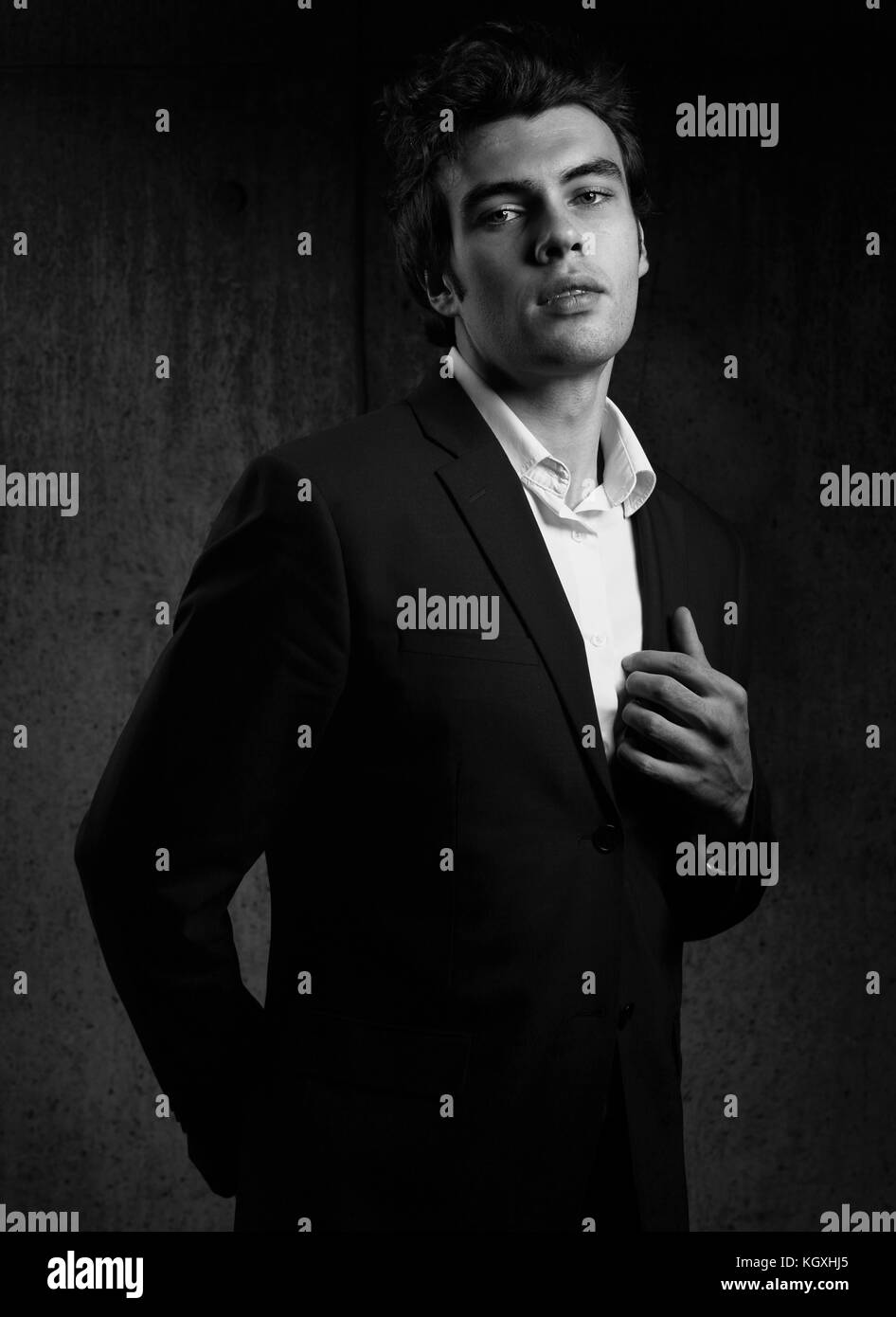 Featured image of post Fashion Suit Male Model Poses / Malemodelmentor.com how to pose like.