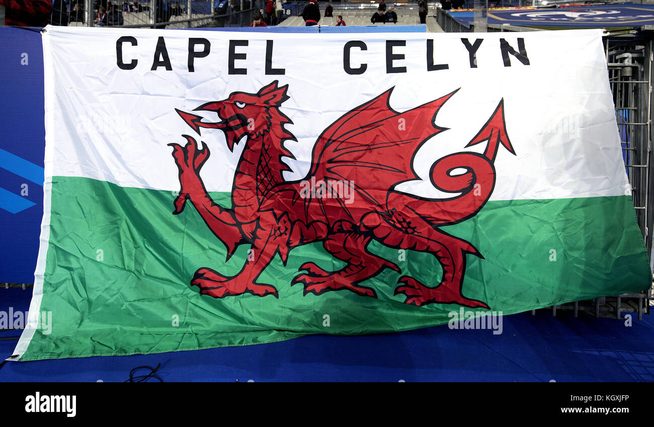 Wales fans show their support prior to the International Friendly match at the Stade de France, Paris. PRESS ASSOCIATION Photo. Picture date: Friday November 10, 2017. See PA story SOCCER France. Photo credit should read: Steven Paston/PA Wire. . Stock Photo