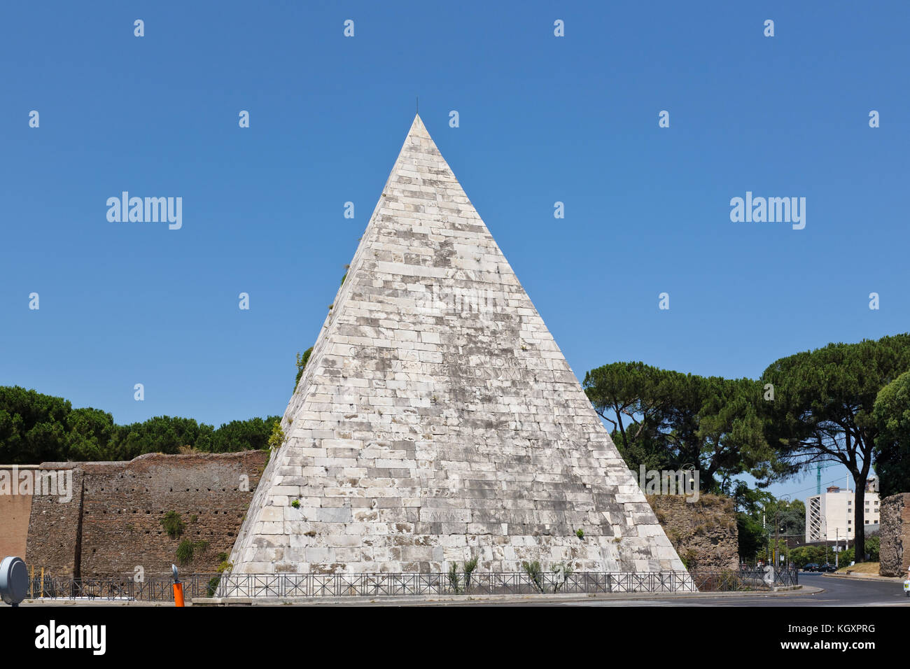 Pyramid of Cestius, Rome Stock Photo - Alamy