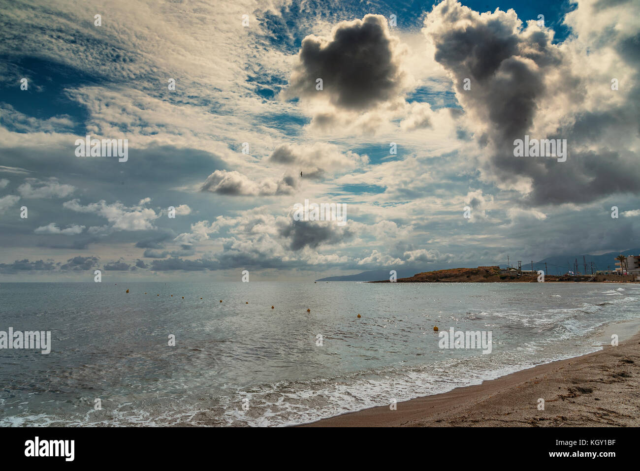 Meerblick nach dem Gewitter mit tollen Wolken am Strand von Cherssonissos auf Kreta Stock Photo