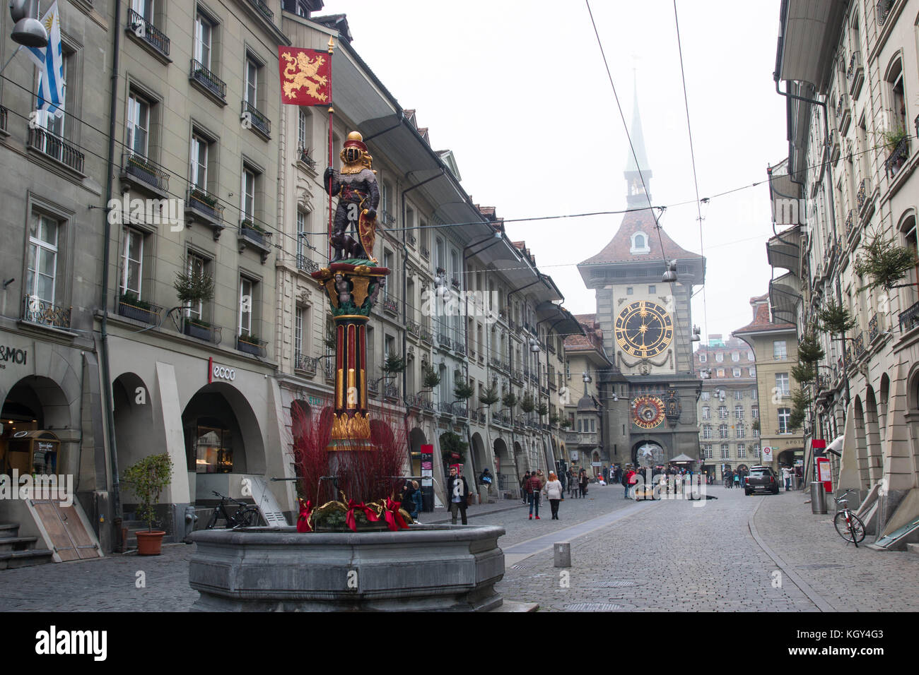 Bern's famous Kramgasse, with Zahringen fountain and the Zytglogge gate tower in the background. Stock Photo