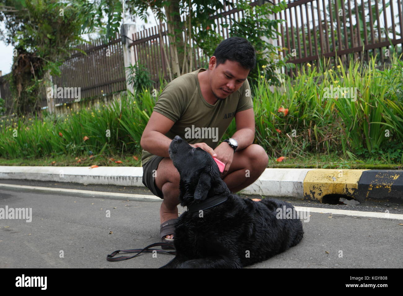 Marawi City, Philippines. 11th Nov, 2017. A Philippine Army grooming