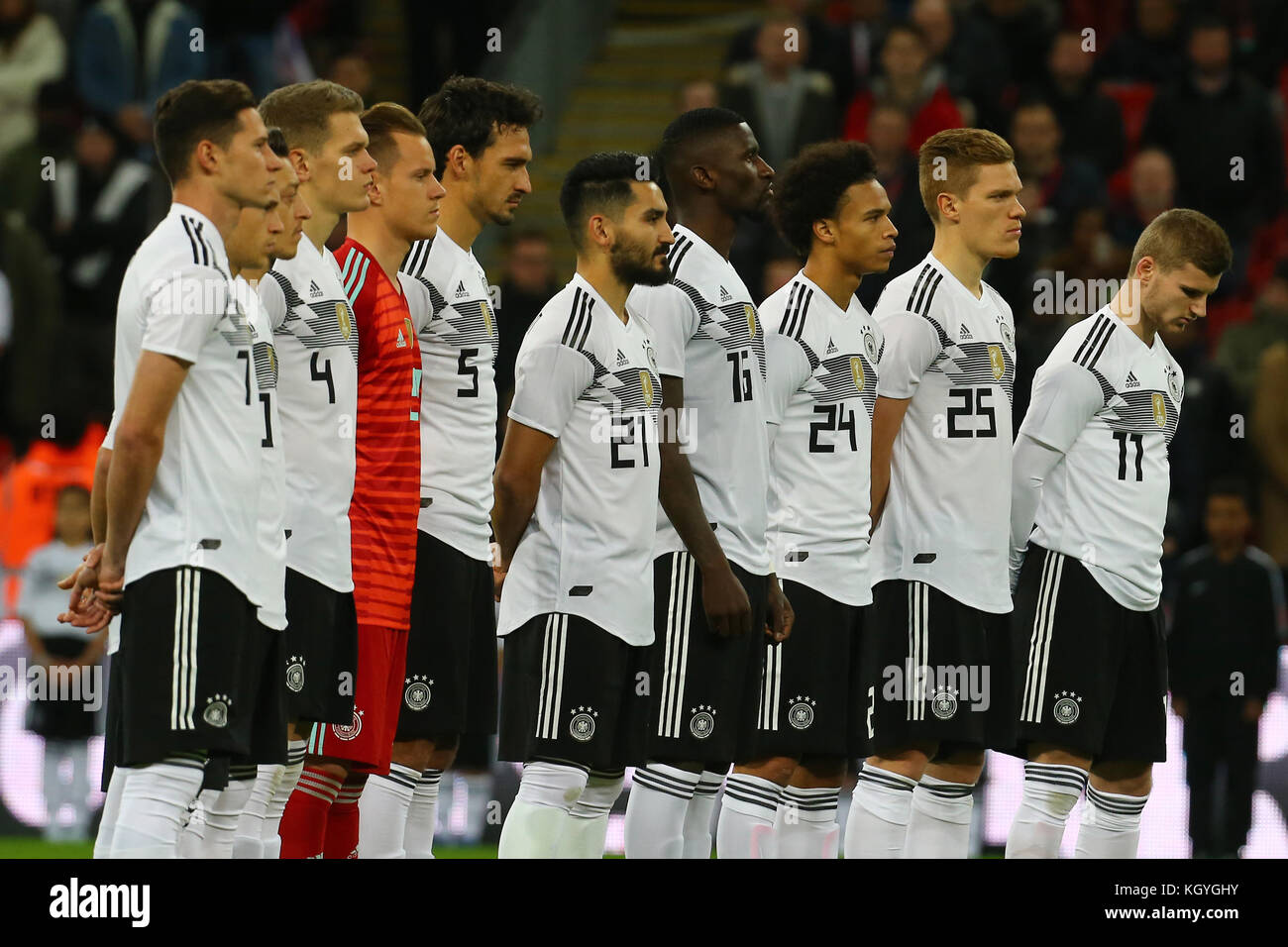 ¿Cuánto mide Joshua Kimmich? - Altura - Real height London-uk-10th-nov-2017-germany-pay-their-respects-during-the-minutes-KGYGHY