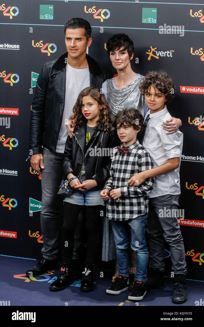 Madrid, Spain. 10th Nov, 2017. Orson Salazar and Paz Vega with children at the 40 Principales Music Awards at the WiZink Center in Madrid, Spain November 10, 2017. Credit: Jimmy Olsen/Media Punch ***No Spain***/Alamy Live News Stock Photo