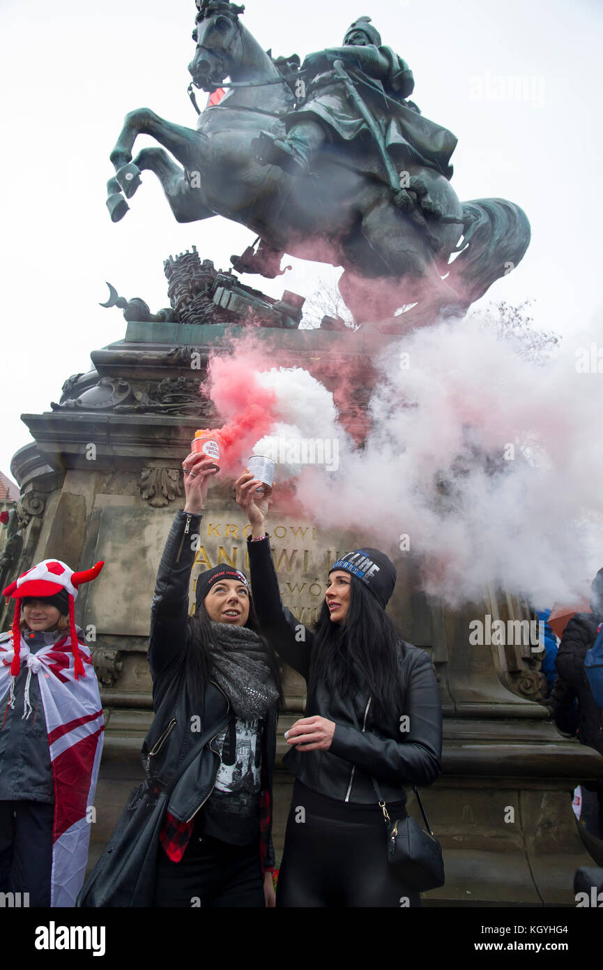 Gdansk, Poland. 11th Nov, 2017. White and red smoke signals in front of King Jan III Sobieski Monument during National Independence Parade in Polish National Independence Day in Gdansk, Poland. 11 November 2017. Credit: Wojciech Stróżyk/Alamy Live News Stock Photo