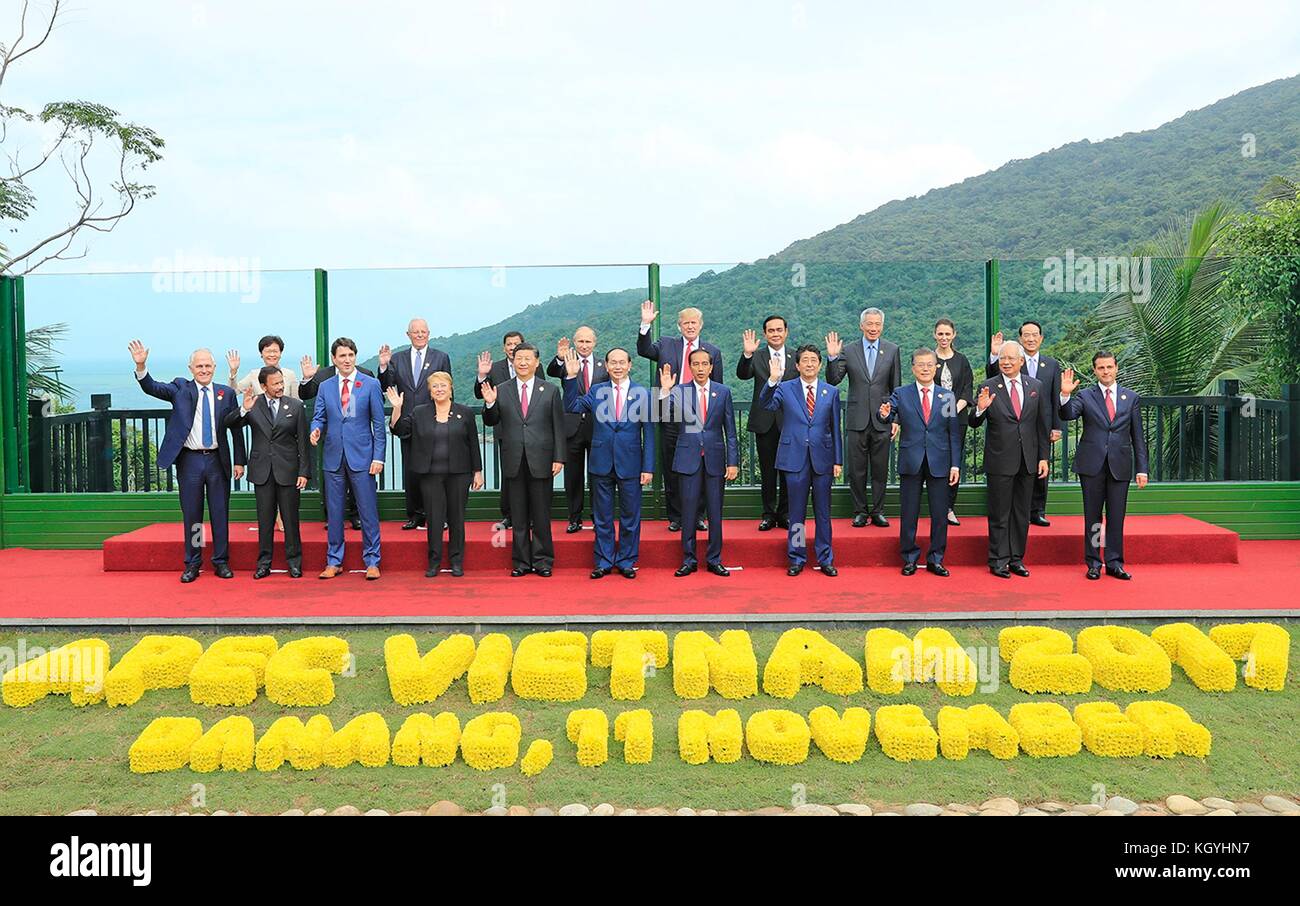 Danang, Vietnam. 11th Nov, 2017. World leaders wave during the family ...