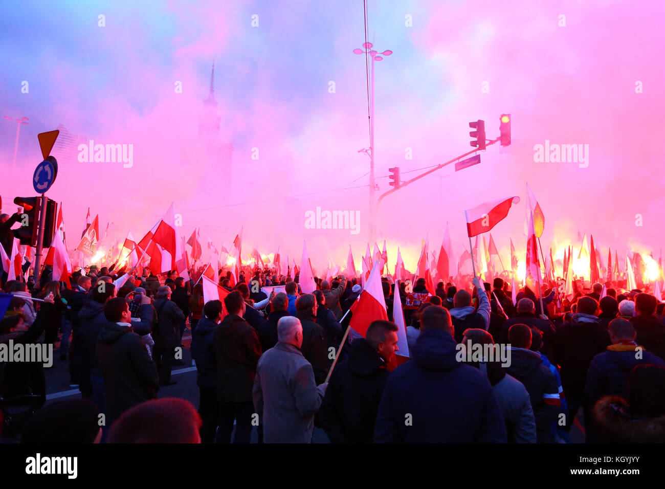 Warsaw, Poland. 11th Nov, 2017. Ten thousands join the nationalists ...