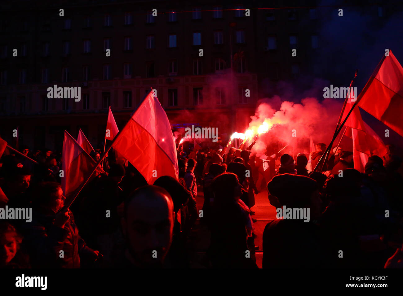 Warsaw, Poland. 11th Nov, 2017. Ten thousands join the nationalists ...