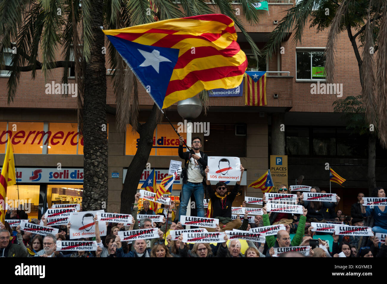 Barcelona, Spain. 11th Nov. 2017.   Independence movement associations and political parties called for a march to protest against the prison detentions of the Ousted Catalan Government. Credit: Charlie Perez/Alamy live News Stock Photo