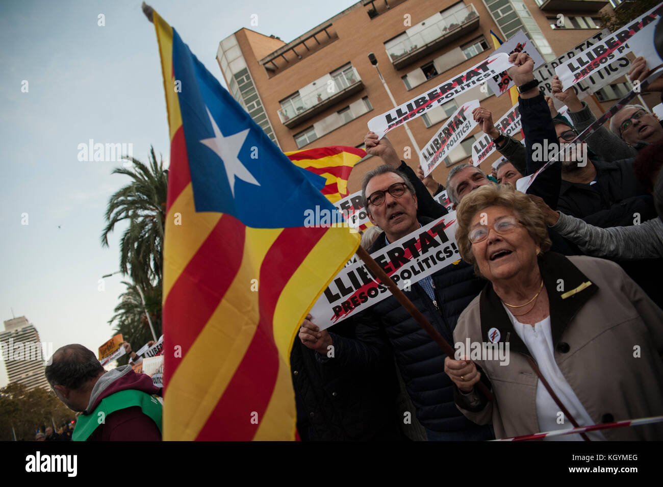 Barcelona, Spain. 11th Nov. 2017.   Independence movement associations and political parties called for a march to protest against the prison detentions of the Ousted Catalan Government. Credit: Charlie Perez/Alamy live News Stock Photo