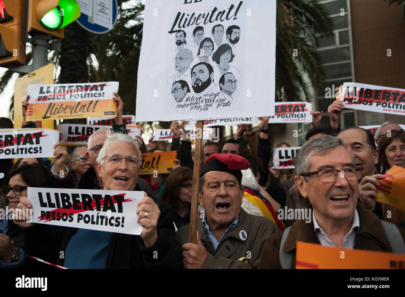 Barcelona, Spain. 11th Nov. 2017.   Independence movement associations and political parties called for a march to protest against the prison detentions of the Ousted Catalan Government. Credit: Charlie Perez/Alamy live News Stock Photo