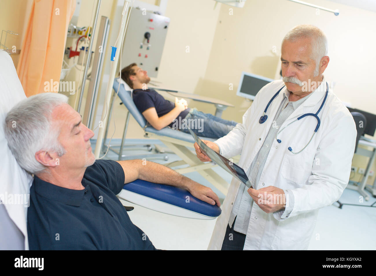 Doctor giving patient note hi-res stock photography and images - Alamy