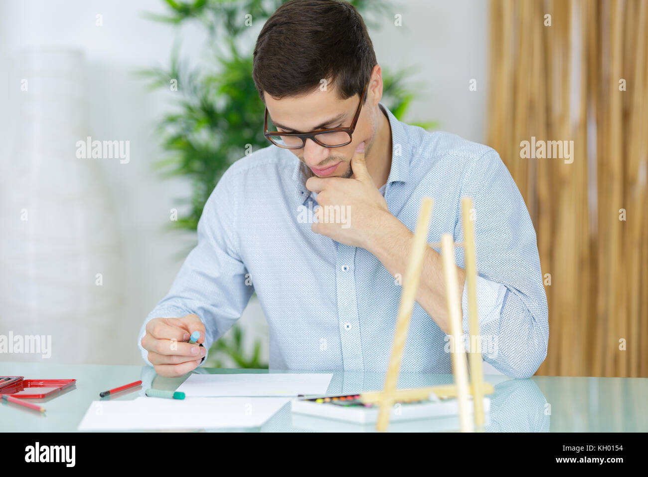 Serious male artist painting hi-res stock photography and images - Alamy