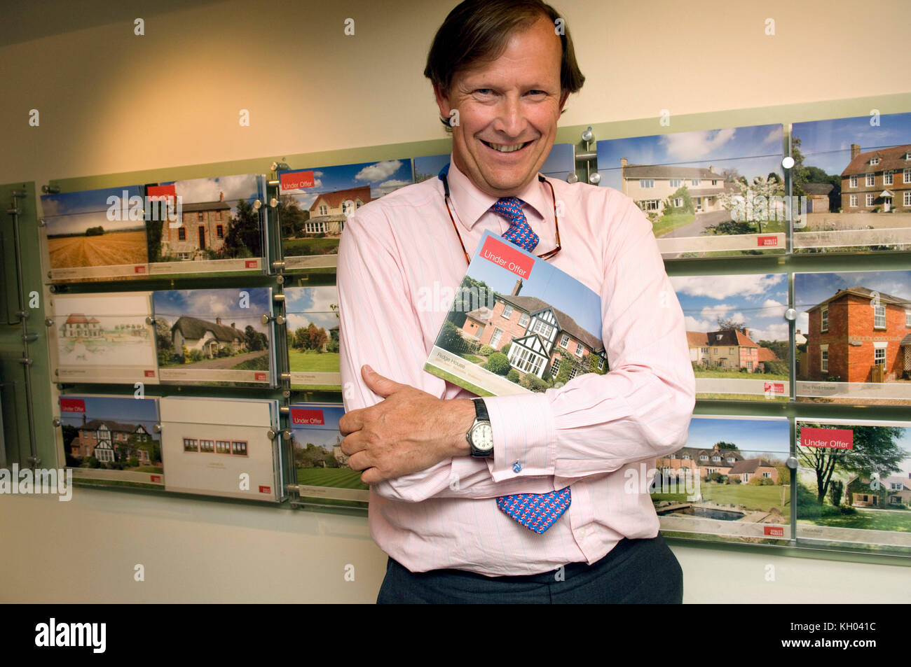 Estate agent Graham Waterton of Strutt & Parker in Salisbury, Wiltshire, with a female client. Stock Photo