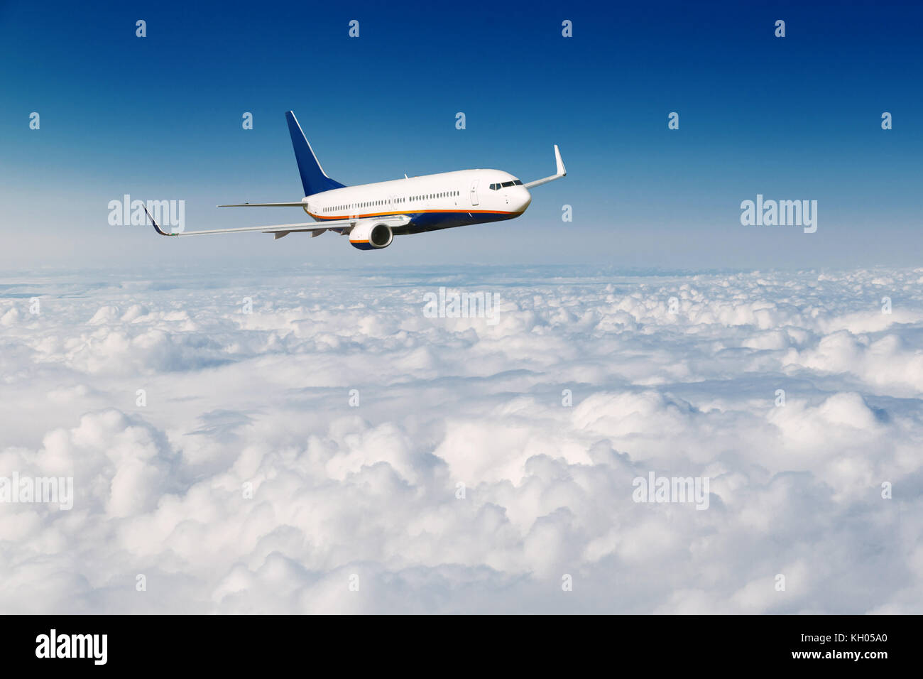Big commercial airplane flying hi-res stock photography and images - Alamy